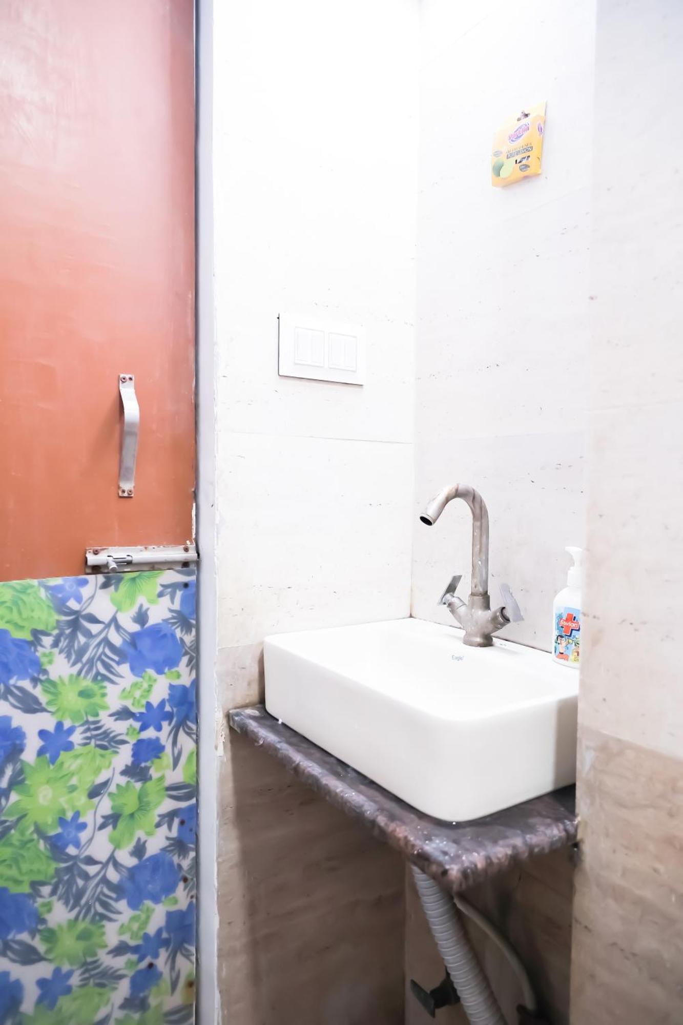 Hotel Mannat - Near Laxmi Nagar Metro 3*