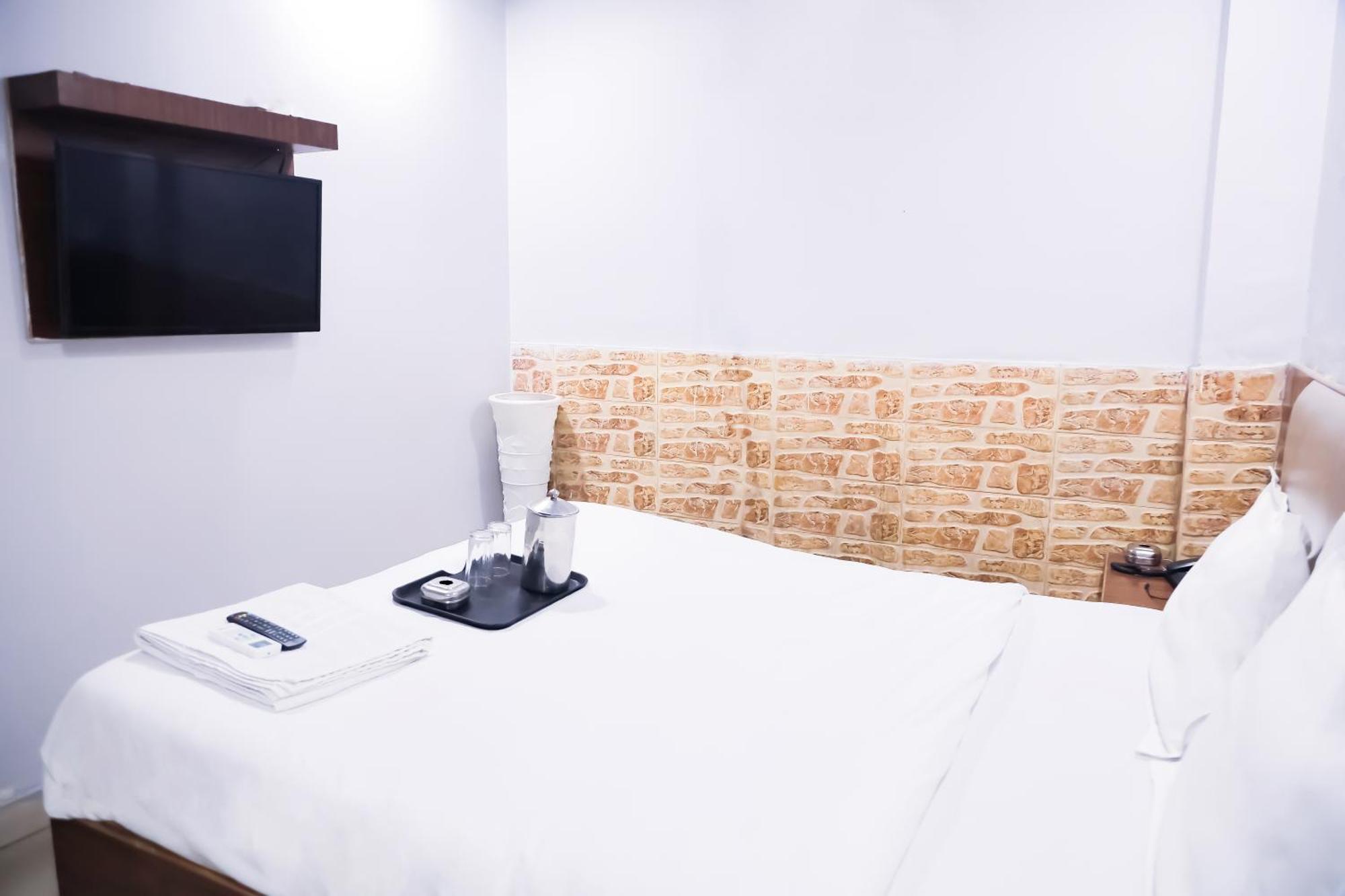Mannat - Near Laxmi Nagar Metro Hotel