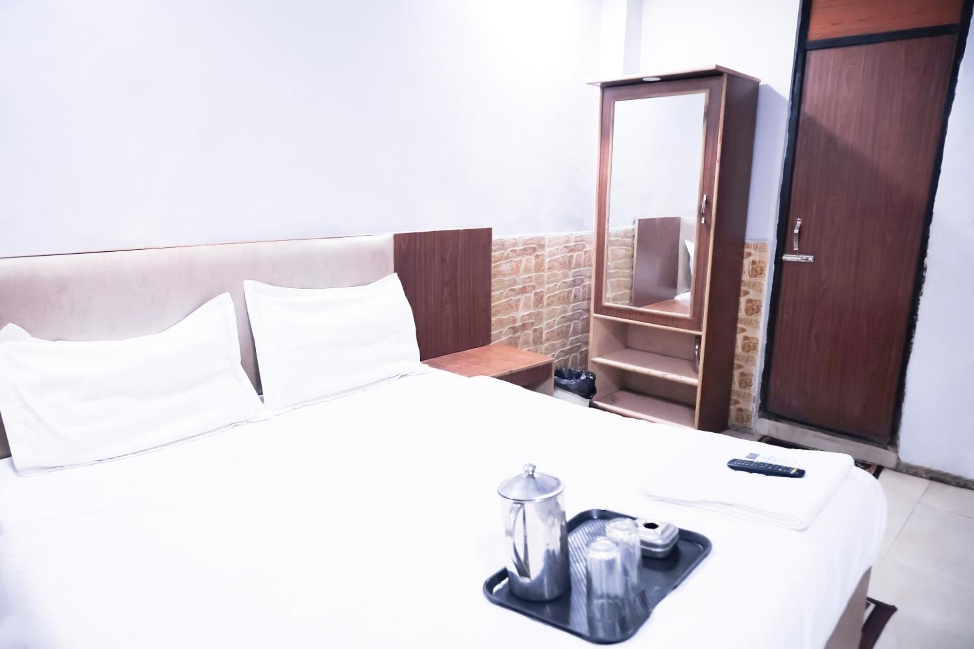 Hotel Mannat - Near Laxmi Nagar Metro 3*