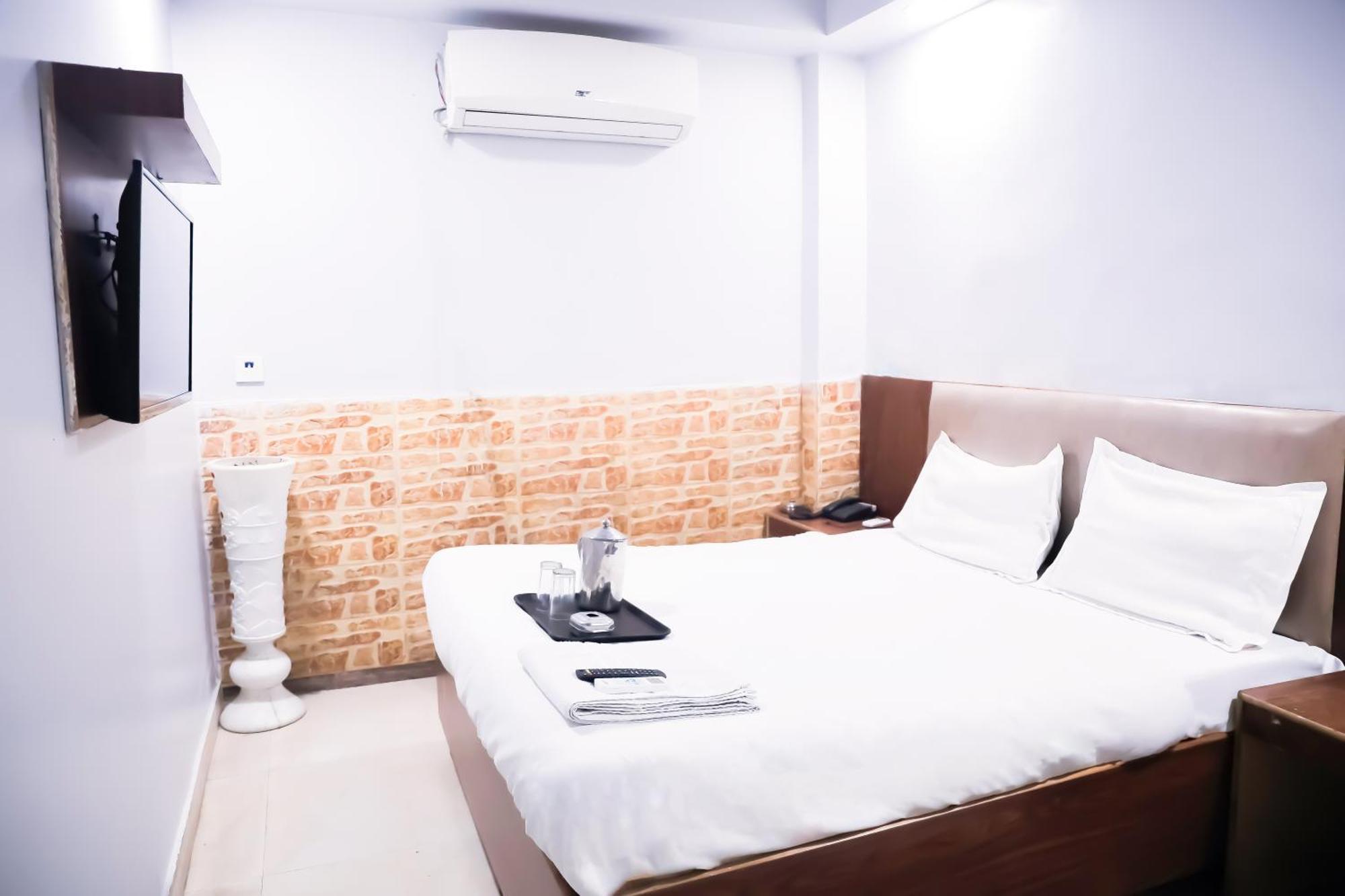 Mannat - Near Laxmi Nagar Metro 3*
